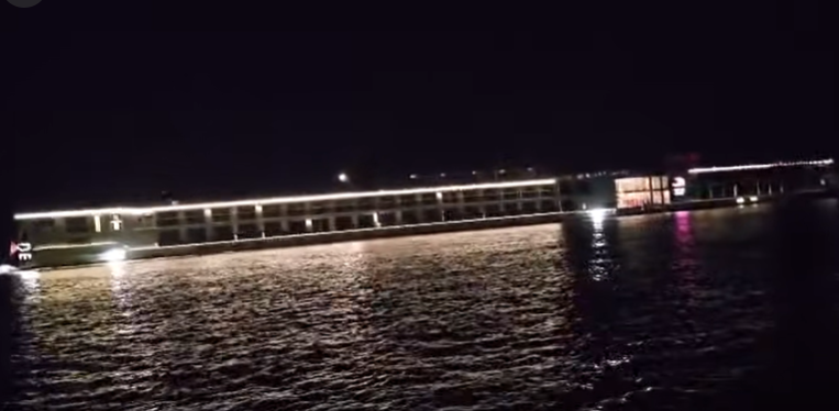 VIDEO Navă de pasageri sub pavilion elvețian, eșuată pe Dunăre, în zona localității Gârla Mare / La bord sunt 238 de persoane
