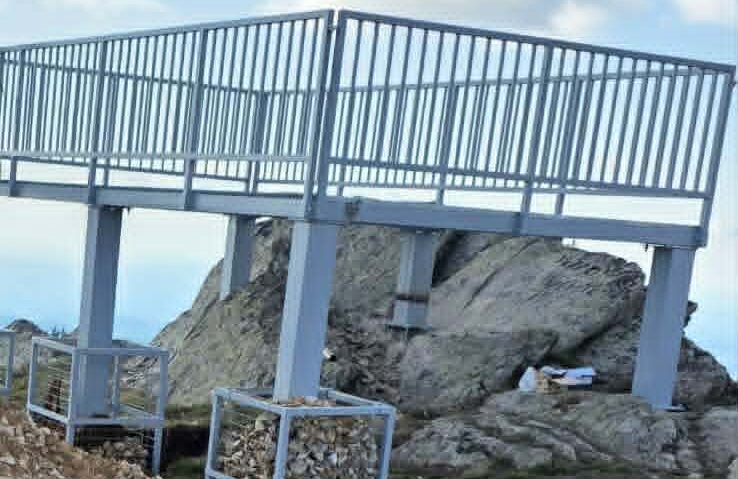 Punct de belvedere cu telescop pe vârful Semenic / ”Sperăm să devină un nou punct de atracție pentru turiști”