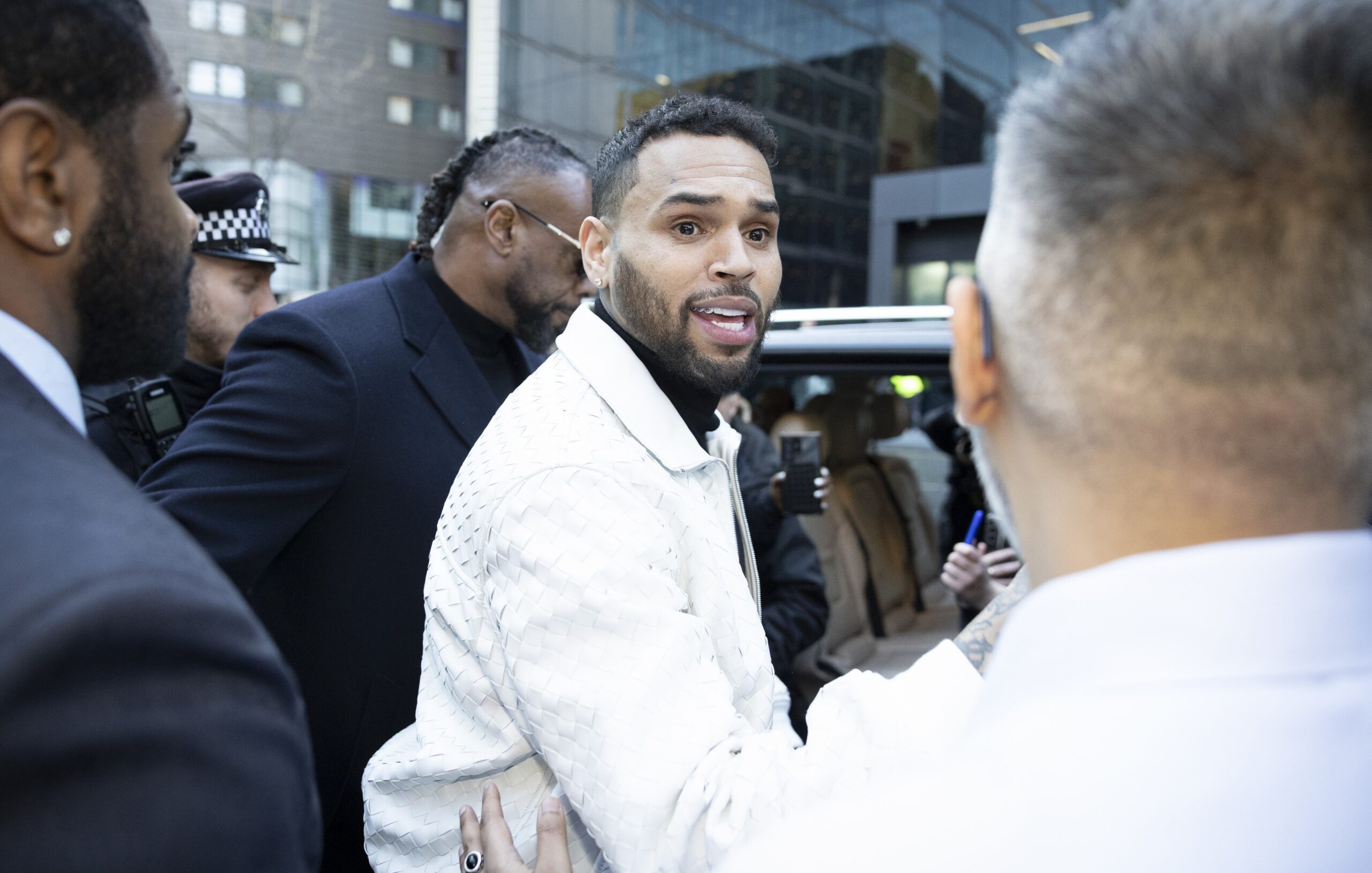 Chris Brown, obligat să plătească aproape 13 milioane de dolari după ce menajera sa a fost atacată de câinele artistului