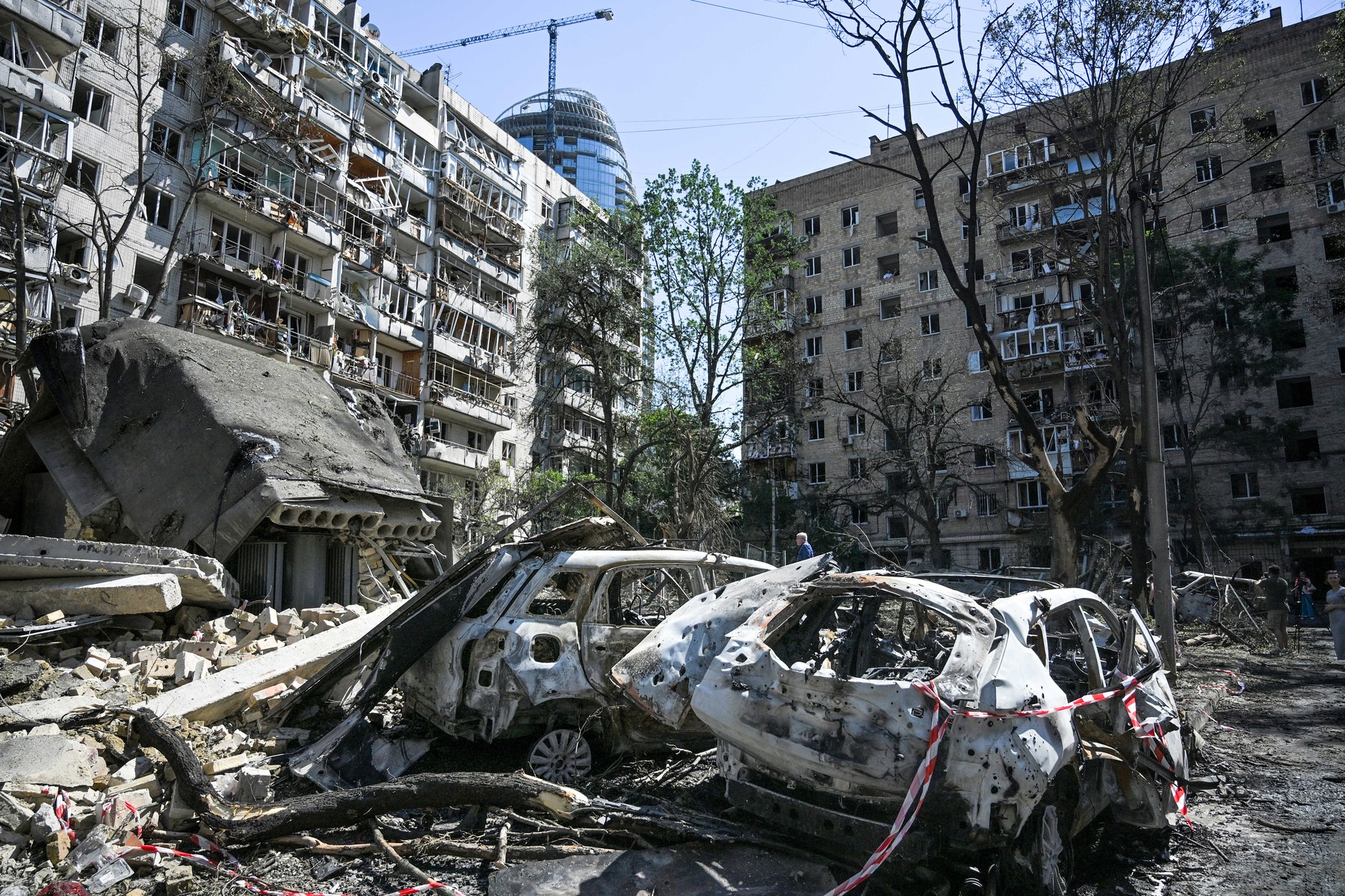 Kievul continuă operațiunile de salvare după atacul devastator al Rusiei, în timp ce ucrainenii jelesc zeci de morți