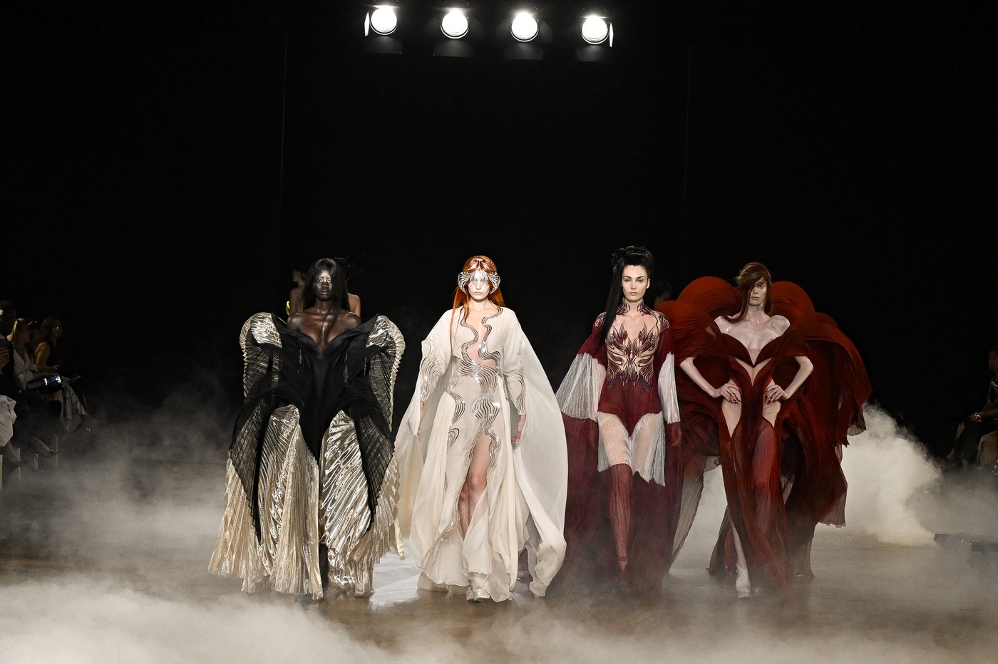 Iris van Herpen la Paris Haute Couture: o colecție fluidă care redefinește relația dintre modă, natură și tehnologie
