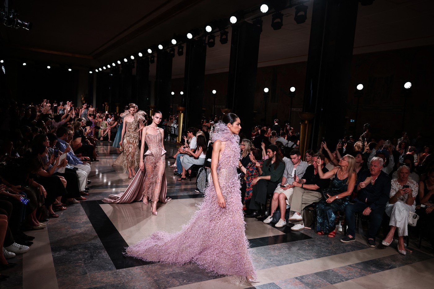 Elie Saab transformă haute couture într-un bal suprarealist pentru sezonul toamnă-iarnă 2026/2027 la Paris Haute Couture