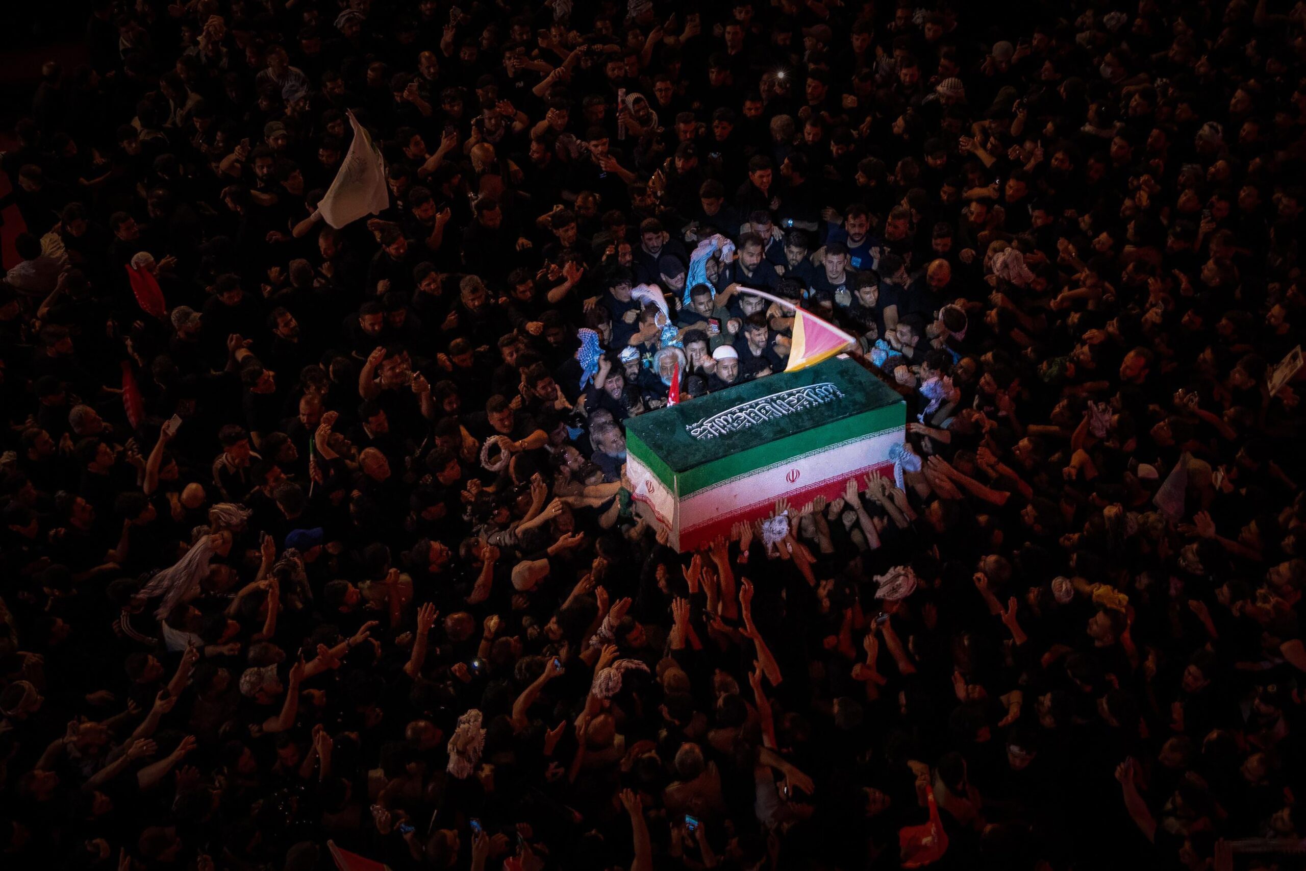 Ayatollahul Ali Khamenei, înmormântat la Mashhad, la câteva luni după moartea sa / Absența fiului său Mojtaba alimentează speculații