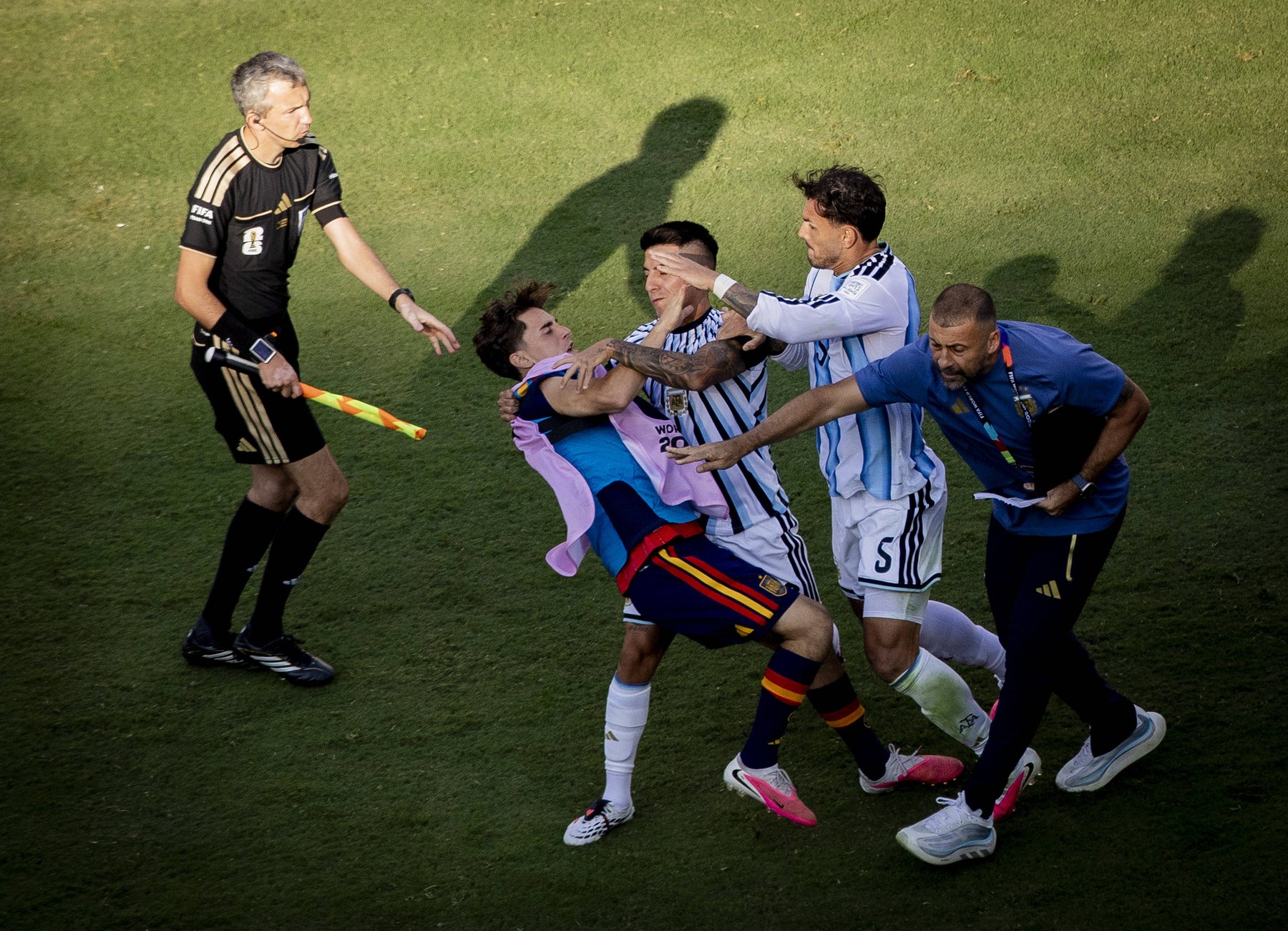 VIDEO: Scene șocante după încheierea finalei Cupei Mondiale – Argentinianul Paredes, eliminat: „E o rușine ce s-a întâmplat”