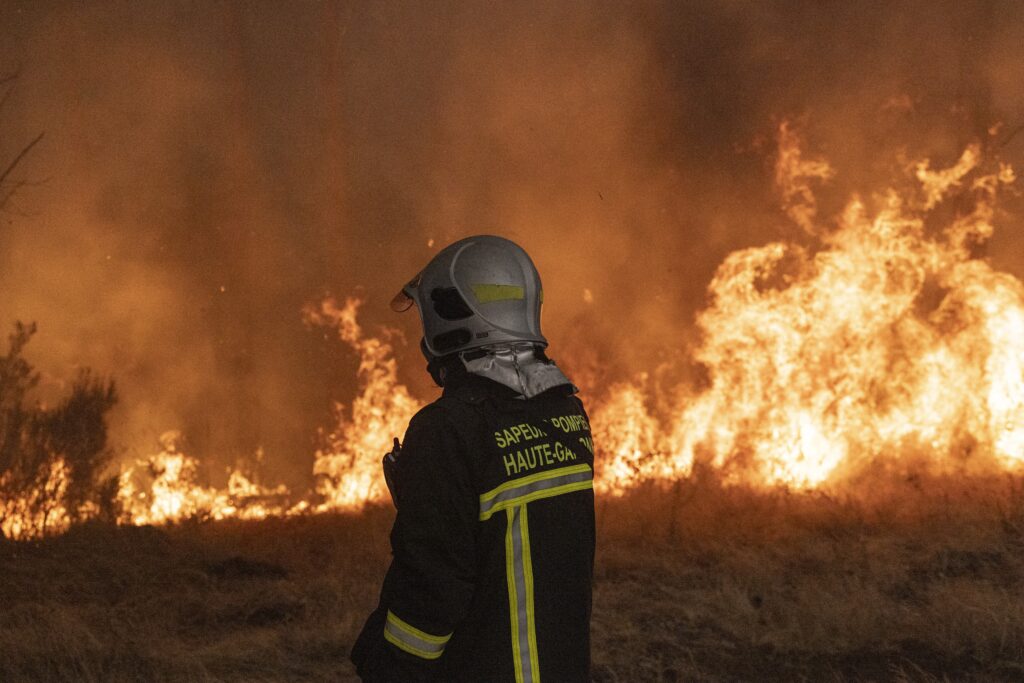 Macron convoacă o reuniune de criză, în timp ce incendiile se apropie de Bordeaux, iar Franța se pregătește pentru un nou val de caniculă