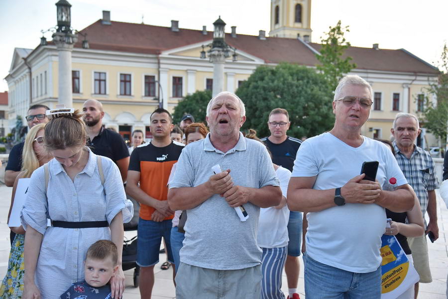 Manifestație pentru Viorel Pașca în centrul Oradiei / „Dumnezeu poartă de grijă! Viorel, nevinovat!” / Au fost difuzate înregistrări cu mărturii ale unor persoane îngrijite la Dumbrava