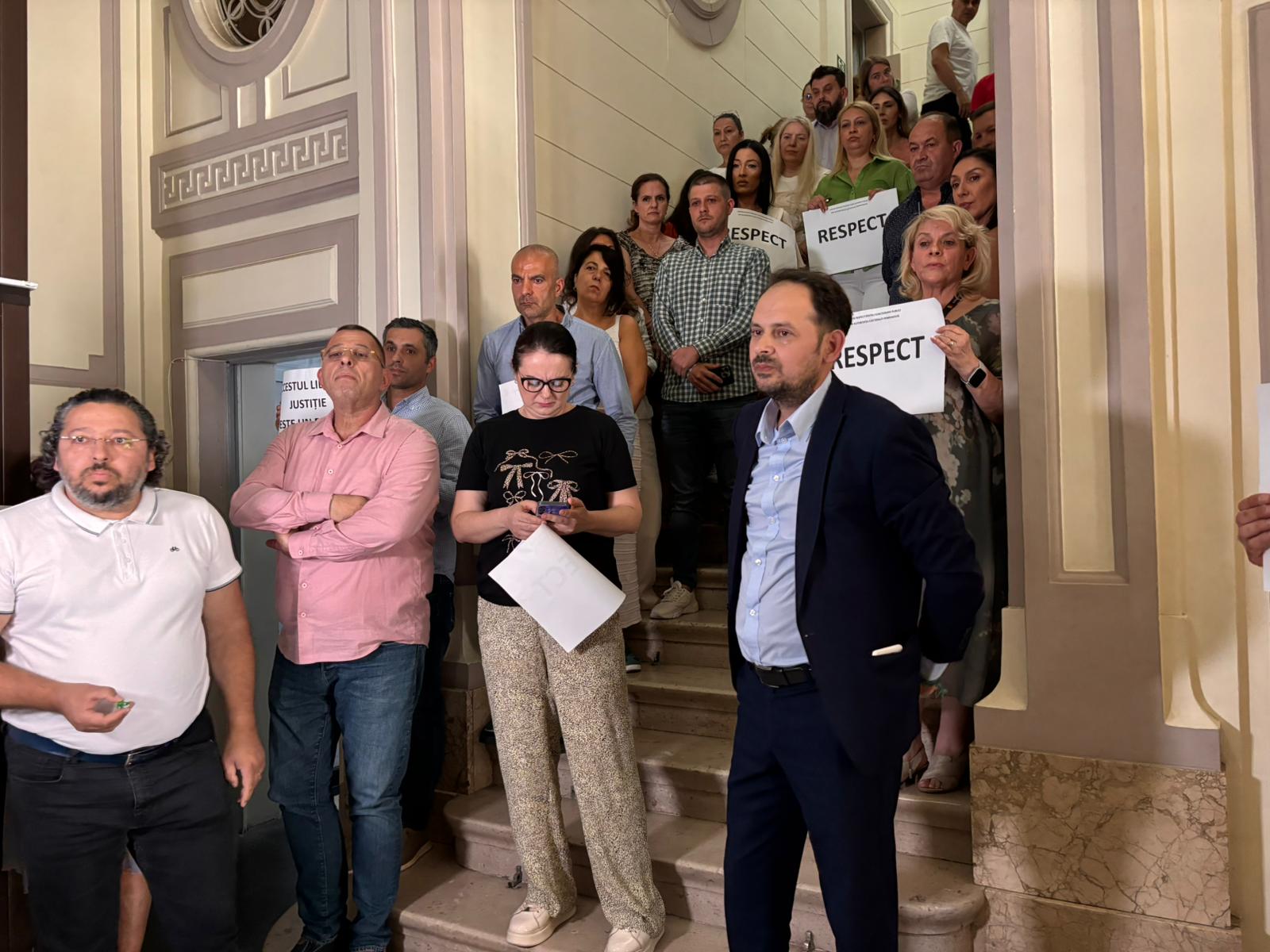 VIDEO | Protest spontan al angajaților Autorității Electorale Permanente după conferința de presă a șefului instituției Adrian Țuțuianu. Sindicatul îl acuză pe acesta că denigrează activitatea funcționarilor