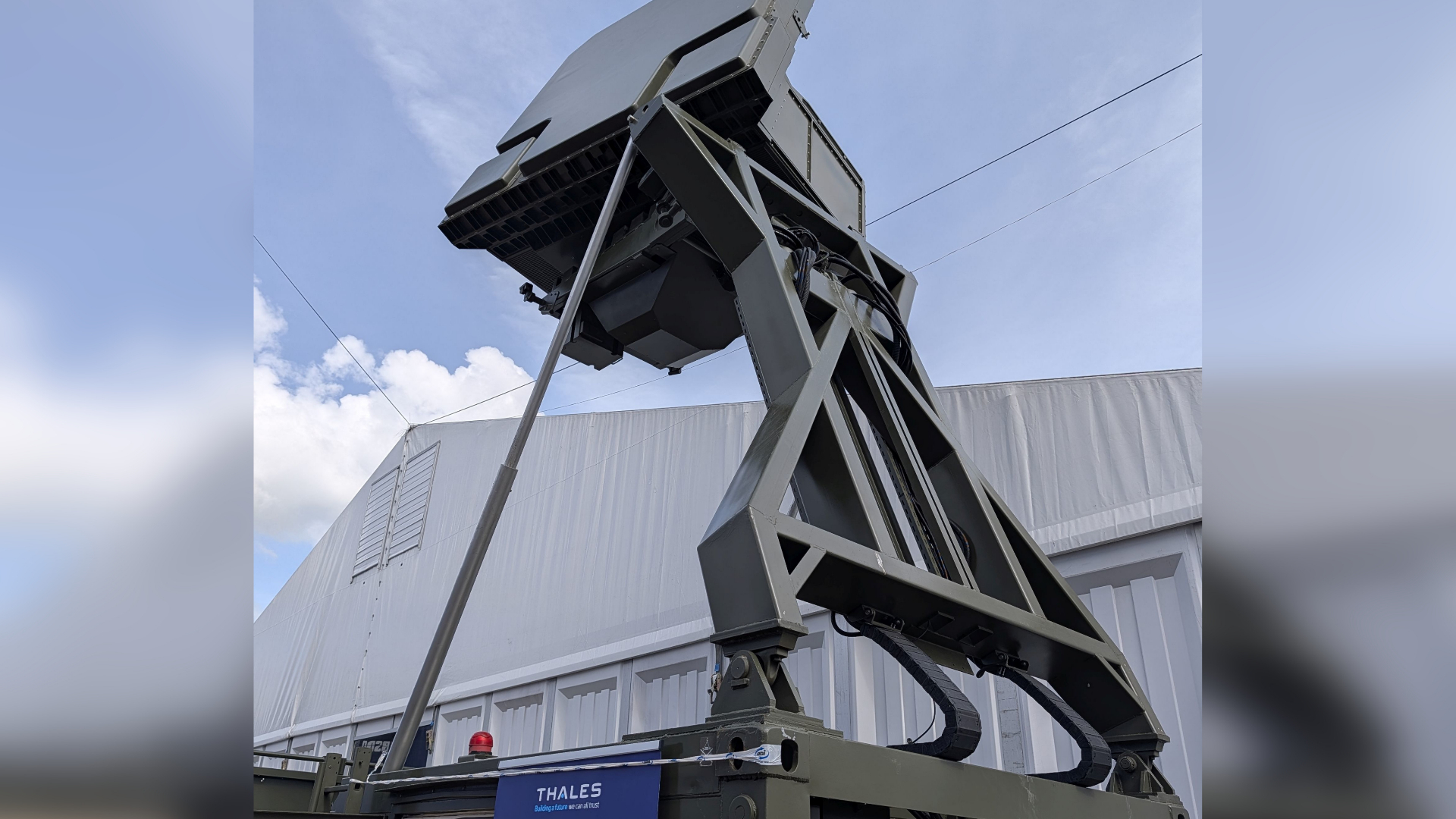 Situația la zi a contractelor semnate de România pe SAFE: acorduri de 7,5 mld. de euro parafate, inclusiv cu Airbus și Thales / Primul radar anti-dronă, vital pentru apărare, vine peste 11 luni
