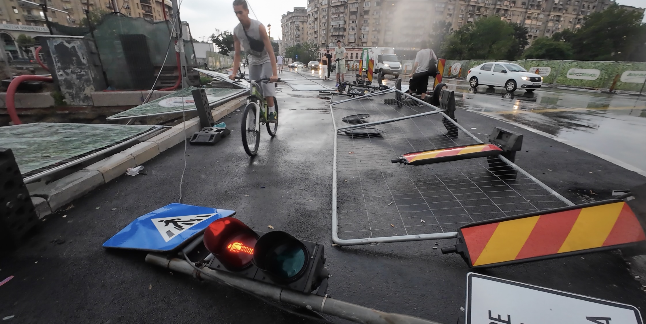 FOTO VIDEO | Haos în București după potop: Stația de metrou Piața Victoriei 2, închisă miercuri dimineață / Pasaje rutiere, străzi și stații de metrou inundate, zeci de copaci smulși, peste 900 de intervenții ISU în codul roșu de vijelii care a măturat Bucureștiul