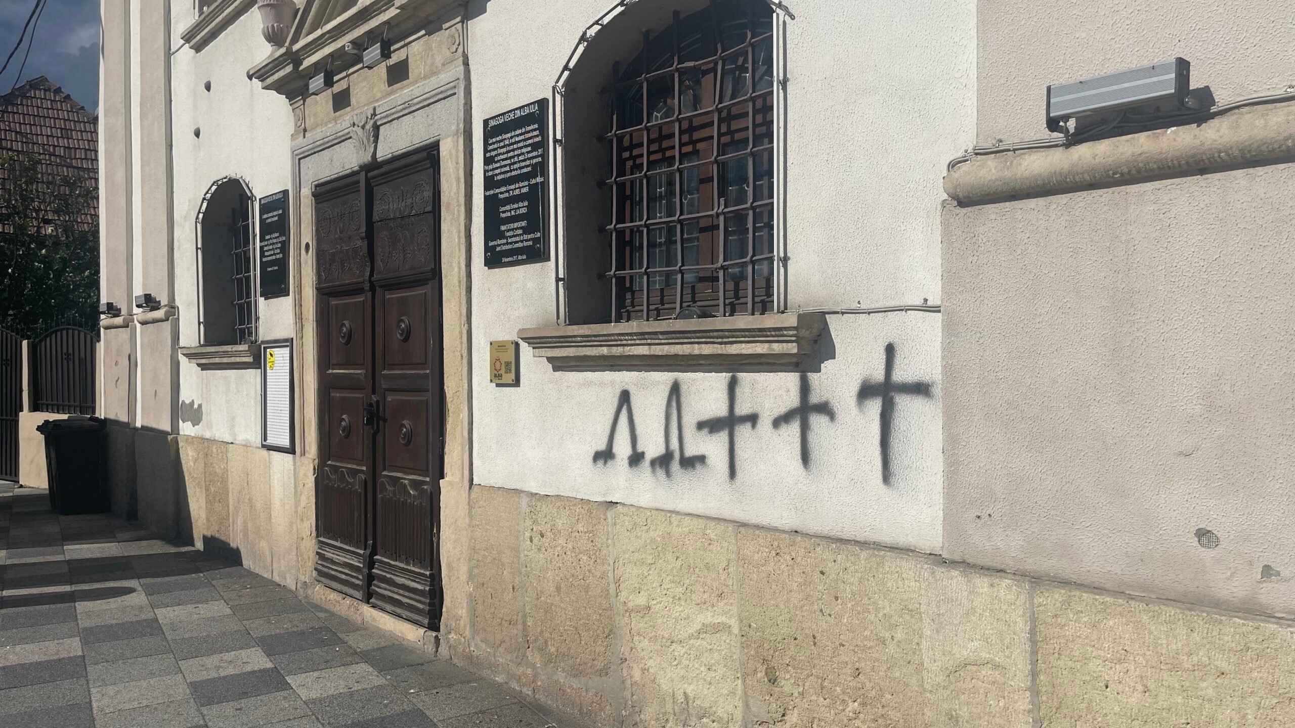 Sinagoga din Alba Iulia, vandalizată de persoane necunoscute / Președinta Comunității Evreiești din oraș: „Pentru noi nu înseamnă nimic”