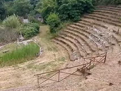 VIDEO | Un bărbat din Italia a construit un „teatru antic” fals și a cerut până la 40 de euro pentru a fi vizitat / Era prezentat ca un sit arheologic vechi de mii de ani