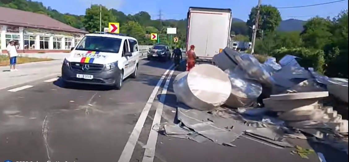 Trafic blocat în Vâlcea, pe Valea Oltului, după ce un TIR s-a răsturnat în urma unui accident cu o mașină