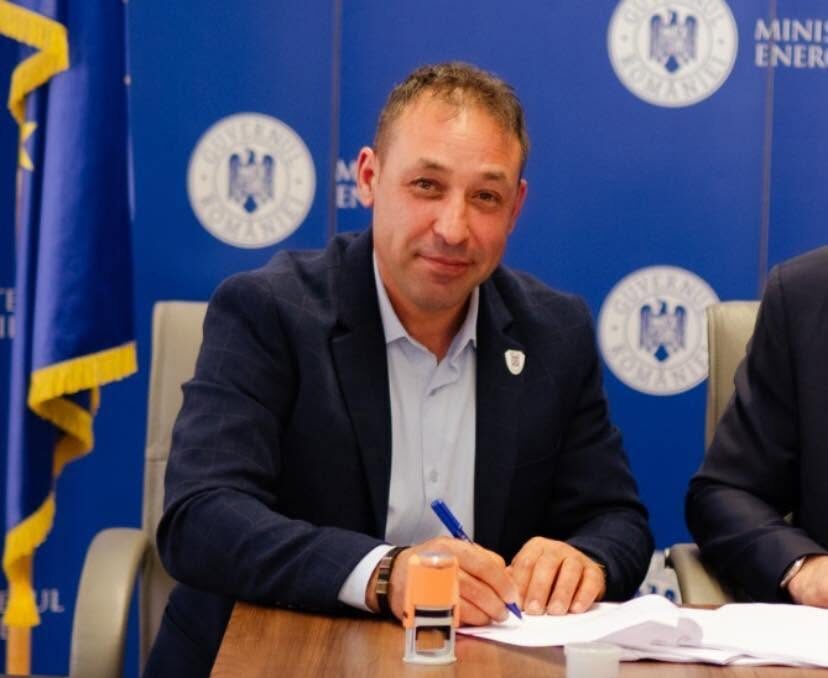 Primarul comunei Grindu din Ialomița s-a dat în judecată pe sine înșuși ca să-și mărească salariul / A rămas la nivelul anului 2019, explică pârâtul, de ce a inițiat acțiunea