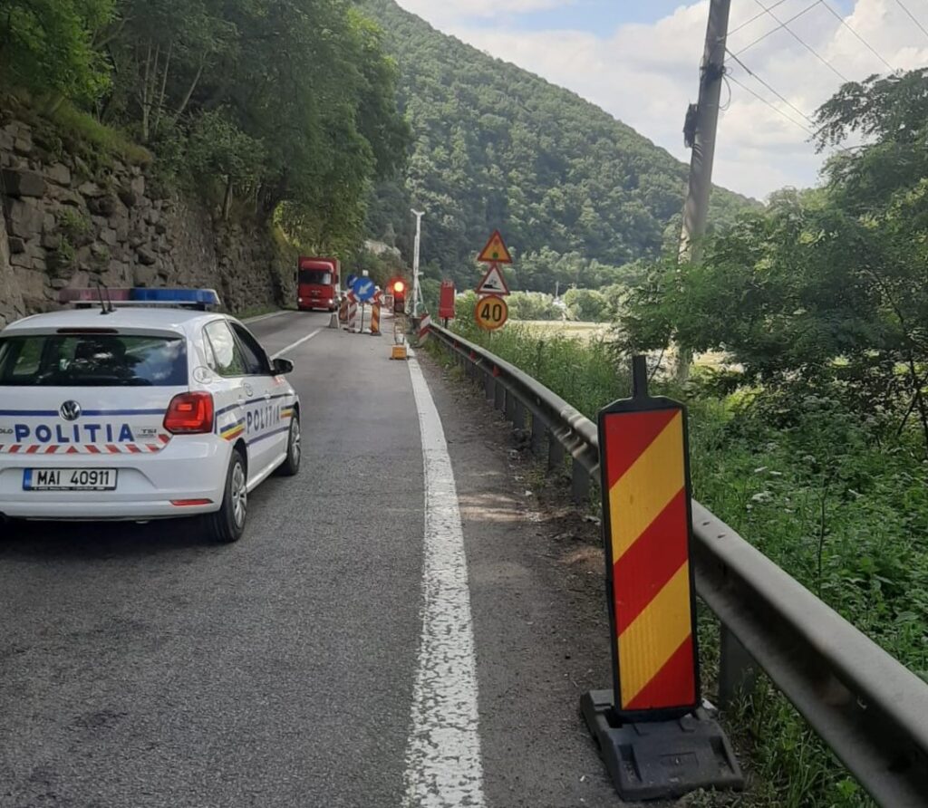 Stâncă prăbușită pe o mașină, pe Valea Oltului / Se încearcă resuscitarea unui bărbat de 65 de ani / E chemat elicopterul SMURD