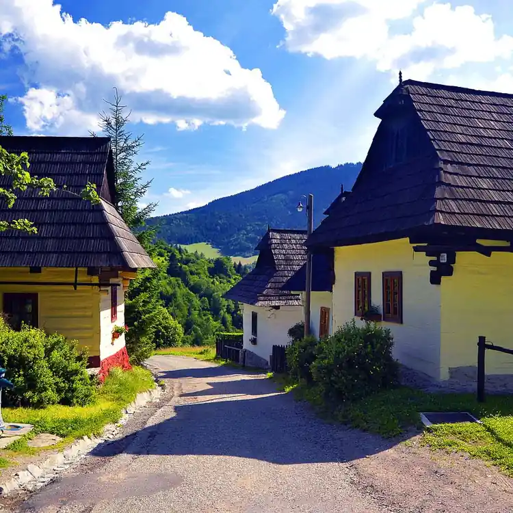 Locuitorii unui sat din Slovacia vor să renunțe la statutul de obiectiv UNESCO / Sunt sătui de turiști / Cei 17 săteni ai localității primesc 400 de euro pe an pentru a compensa inconvenientele 