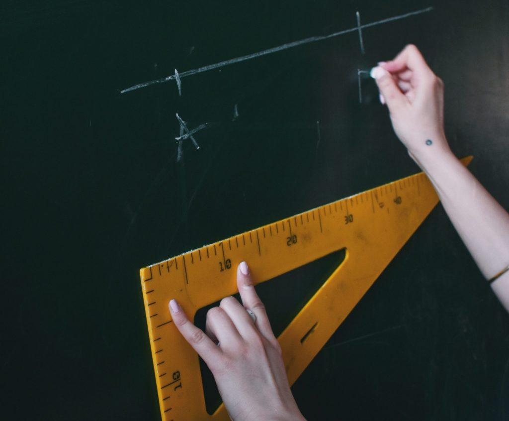 Mihaela Popa, fost secretar de stat în educație: Geometria în spațiu lipsește din noile programe școlare de liceu la clasa a X-a și nu înțeleg de ce. Apar conicele, prin care revenim la programa din ’78