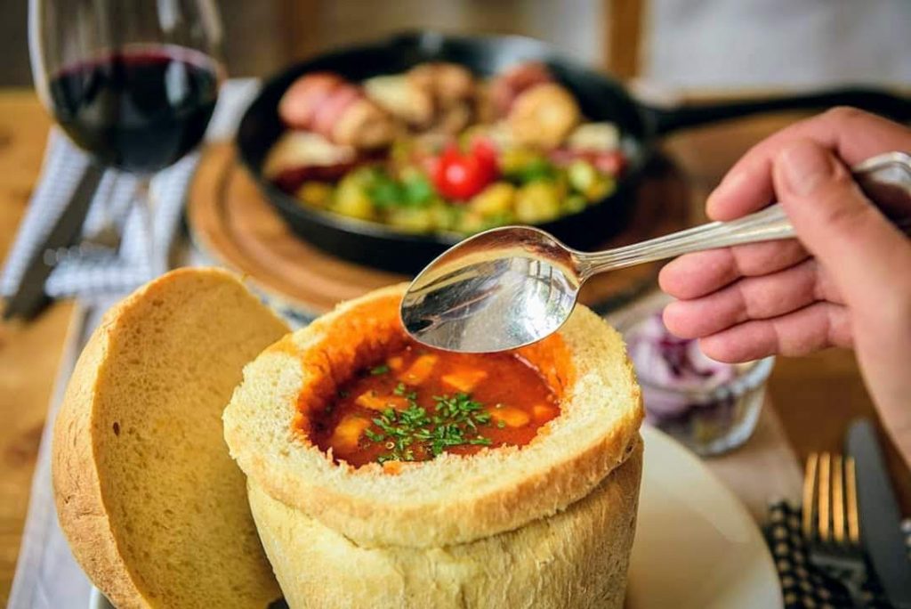 Primăria Sibiu pierde un proces cu patronii restaurantelor din oraș / Curtea de Apel Alba anulează regula locală „dacă ne dai în judecată, nu-ți mai dăm terasă”