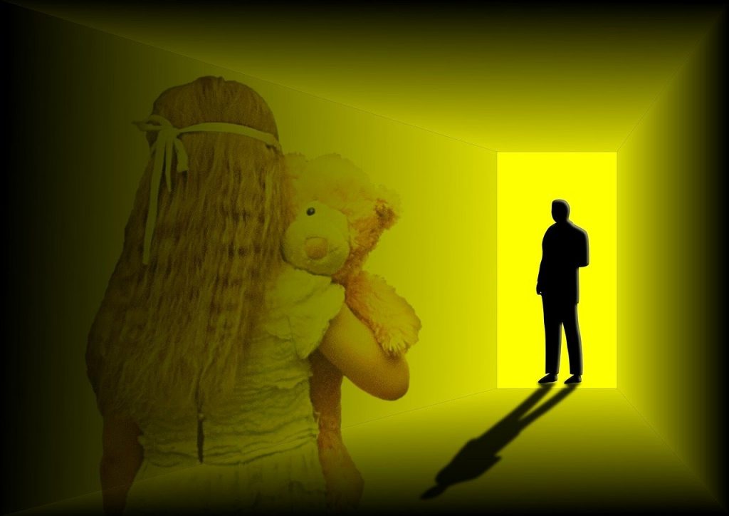 Bărbat reținut în Bihor: Ar fi şantajat o fetiţă de 9 ani care nu a vrut să se culce cu el