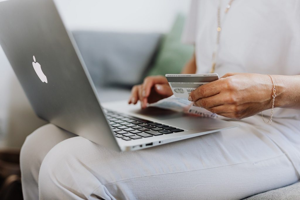 Plăţile digitale câştigă teren la livrarea cumpărăturilor / Tot mai mulţi români renunţă la cash