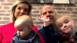 Lili Wilder în dreapta, captură video ITV