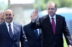 Mehmet Cavusoglu și Recep Tayyip Erdogan