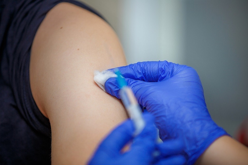 Unul dintre directorii Agenţiei americane a medicamentului susţine că cel puţin zece copii au murit „după şi din cauza” vaccinului anti-Covid/ Experţii cer dovezi