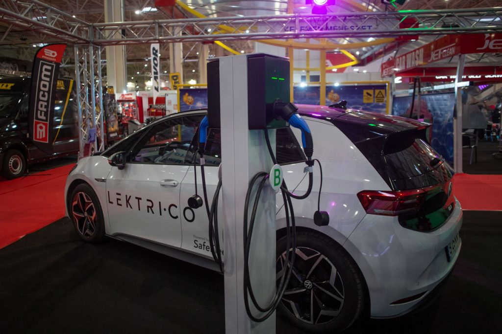 Germania se pregătește să reia subvențiile pentru familiile cu venituri medii și scăzute destinate cumpărării de mașini electrice / Subvenția de bază este de 3000 de euro și crește pentru fiecare copil
