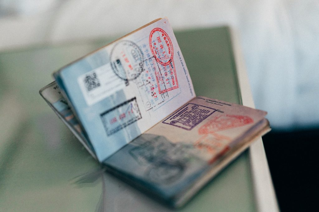 Percheziții în Suceava, într-un dosar penal privind pașapoartele false / S-ar fi emis documente pentru cetățeni Rusia, Ucraina, Moldova și alte țări din fostul URSS