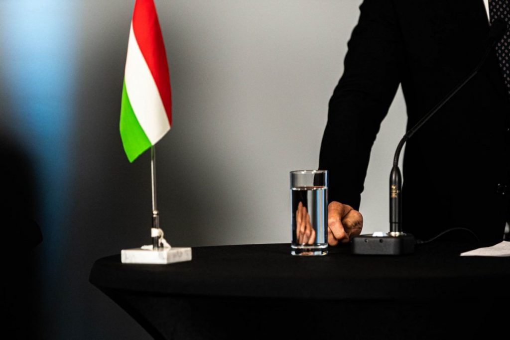 Parlamentul European cere retragerea dreptului de vot al Ungariei în Consiliul UE pentru încălcarea „statului de drept”, iar Comisia Europeană avertizează Budapesta că e aproape de un derapaj bugetar