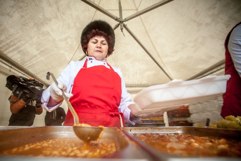 Fasole cu ciolan de 60.000 de euro, de la Hubert Thuma. Meniul de 1 Decembrie de la Buftea, achitat prin „spargerea” achiziției în trei contracte directe – Buletin de Bucuerești