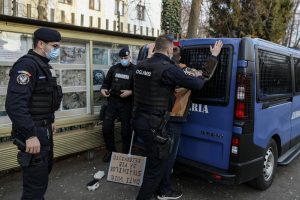 tânăr reținut de jandarmi după ce a aruncat cu ouă în clădirea Ambasadei Rusiei