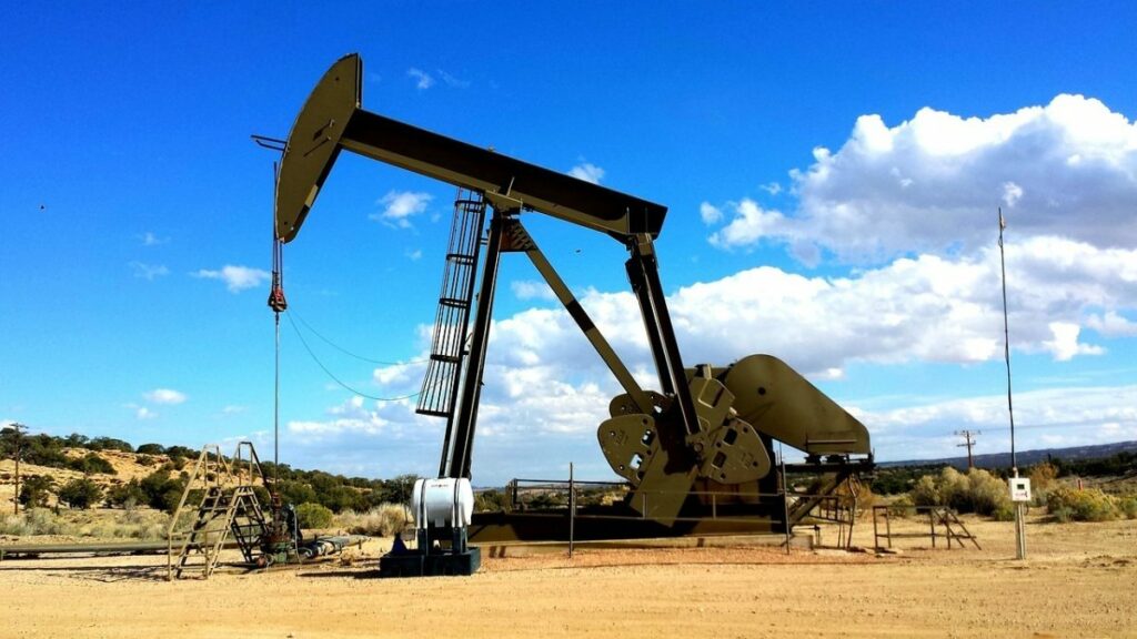 Prețurile petrolului au scăzut pe fondul presiunilor SUA pentru un acord de pace între Rusia și Ucraina