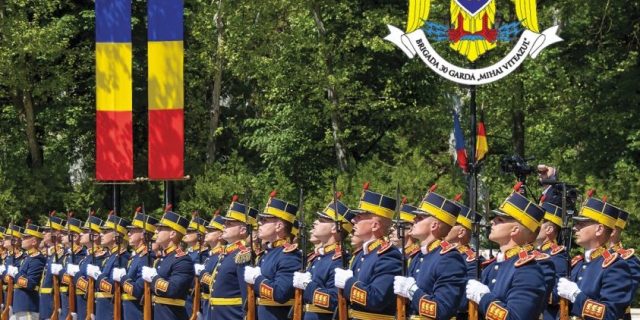 Brigada 30 Gardă „Mihai Viteazul”, ziua porților deschise:  Ceremonie militară, exerciţii de mânuire a armamentului de tip drill-team, executate de militari, și mini-concerte