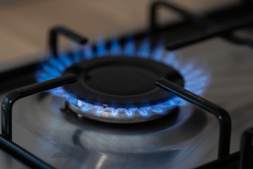 Locatarii unui bloc din Zalău, evacuați, joi dimineață, în urma mirosului puternic de gaz  dintr-un apartament