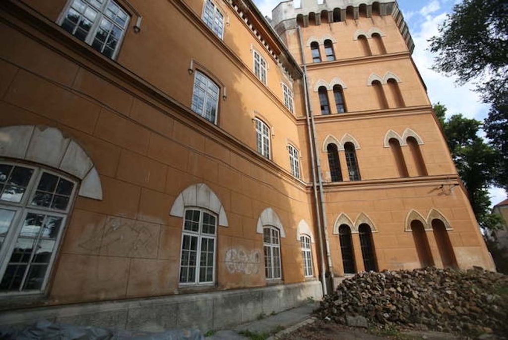 Ziduri din secolul al XIV-lea, descoperite în timpul lucrărilor de restaurare a Castelului Huniade din Timişoara / Făceau parte din reşedinţa regală a lui Carol Robert de Anjou