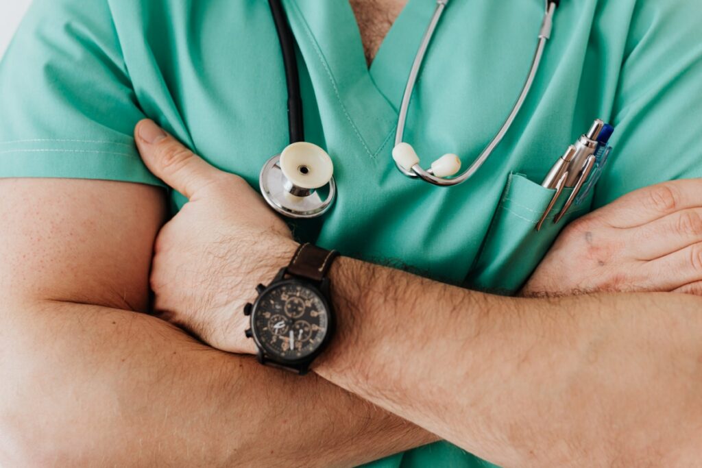 EXCLUSIV Acord de recunoaștere: Trei ani cu suspendare pentru un medic care lua șpagă pentru concedii medicale frauduloase / Punea invariabil diagnosticul ”luxație, entorsă și întindere de ligamente” / Are, din nou, dreptul de a lucra la Spitalul Floreasca