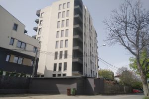 Proprietarii de pe strada Heliulu au fost deranjați de autorități doar cu o amenzi de 16.000 de lei, sumă mai mic decât prețul unui loc de parcare în zona Băneasa.