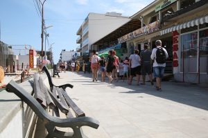 eforie promenada litoral turisti banca kebab
