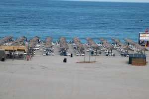 eforie litoral plaja umbrele sezlonguri