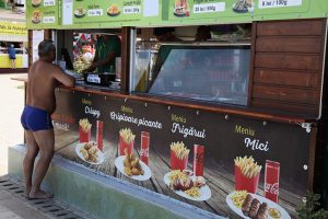 eforie litoral turisti mancare taraba