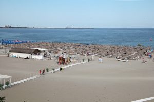 eforie litoral plaja umbrele sezlonguri