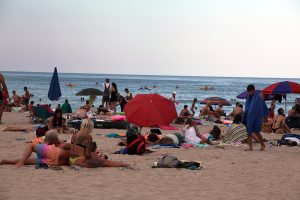costinesti litoral plaja prosoape umbrelute turisti