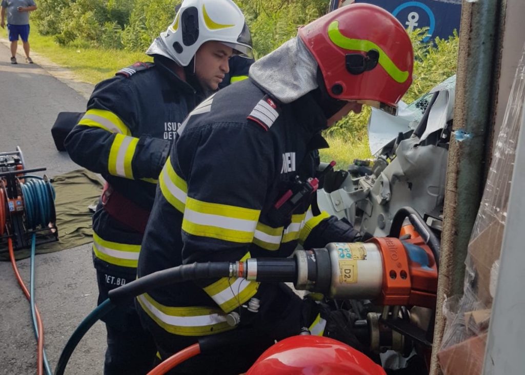 Plan roșu de intervenție activat în Brăila după ce un autobuz cu 24 de pasageri s-a răsturnat