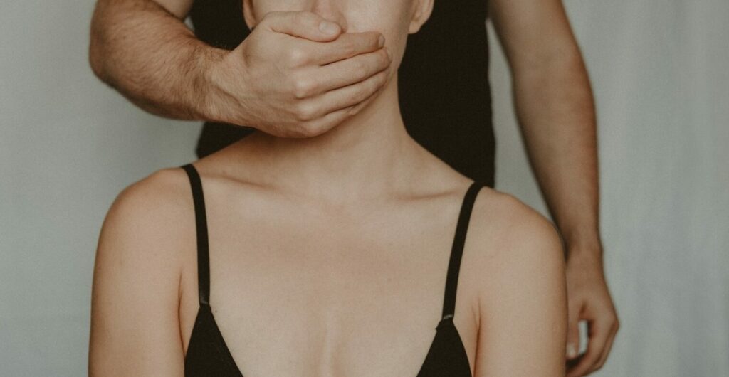 Bărbat de 72 de ani din București, pastor penticostal, cercetat sub control judiciar după ce a agresat sexual, timp de aproape doi ani, o fată de 15 ani / El ar fi profitat de faptul că ea îl vedea ca pe o figură paternă