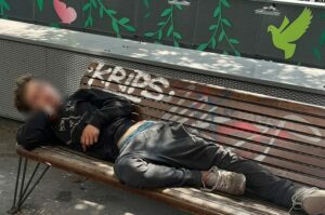 drogat, droguri, droguri in centrul vechi din bucuresti, fentanil si soricioaica