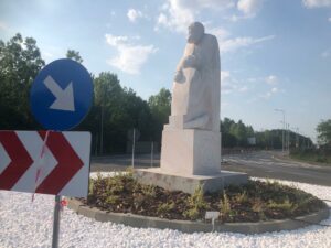 grup statuar doi bătrâni voluntari