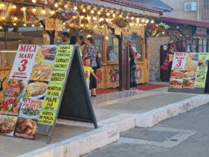 satul de vacanta constanta gratare mici tarabe turisti litoral sezon mamaia jocuri