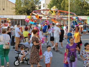 satul de vacanta constanta gratare mici tarabe turisti litoral sezon mamaia jocuri