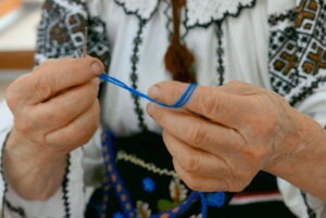 mainile broderie