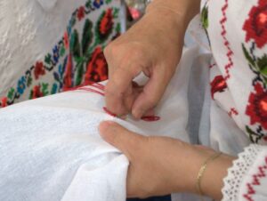 mainile broderie doi